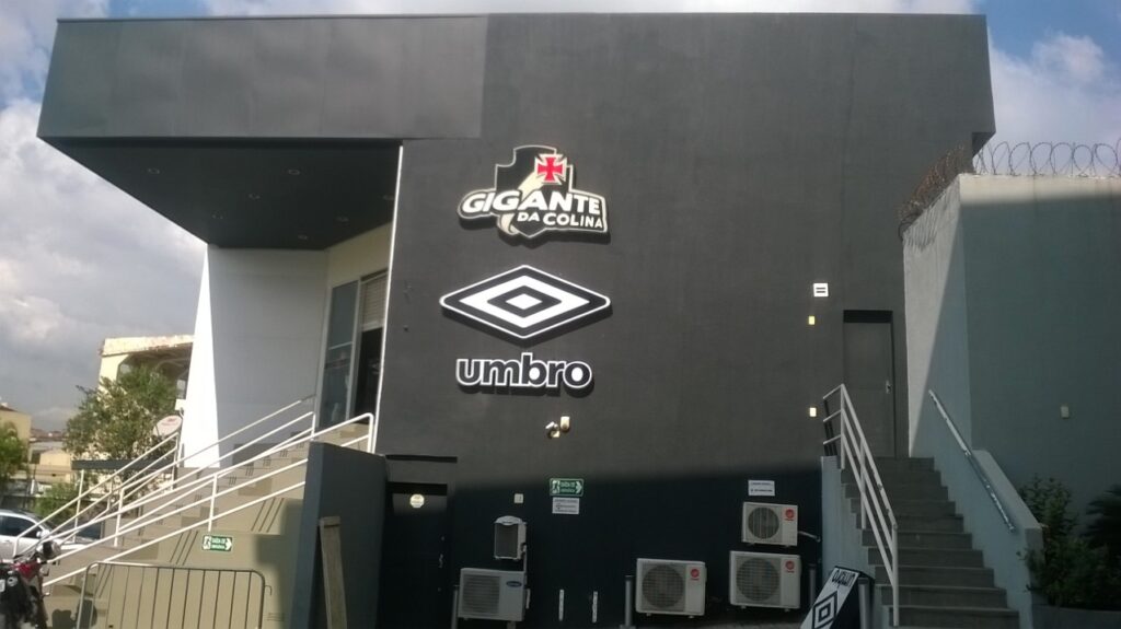 Letreiros: Adesivo em acrílico branco leitoso revestido de chapa galvanizada pintada iluminado por ldes. - Umbro - Vasco da Gama