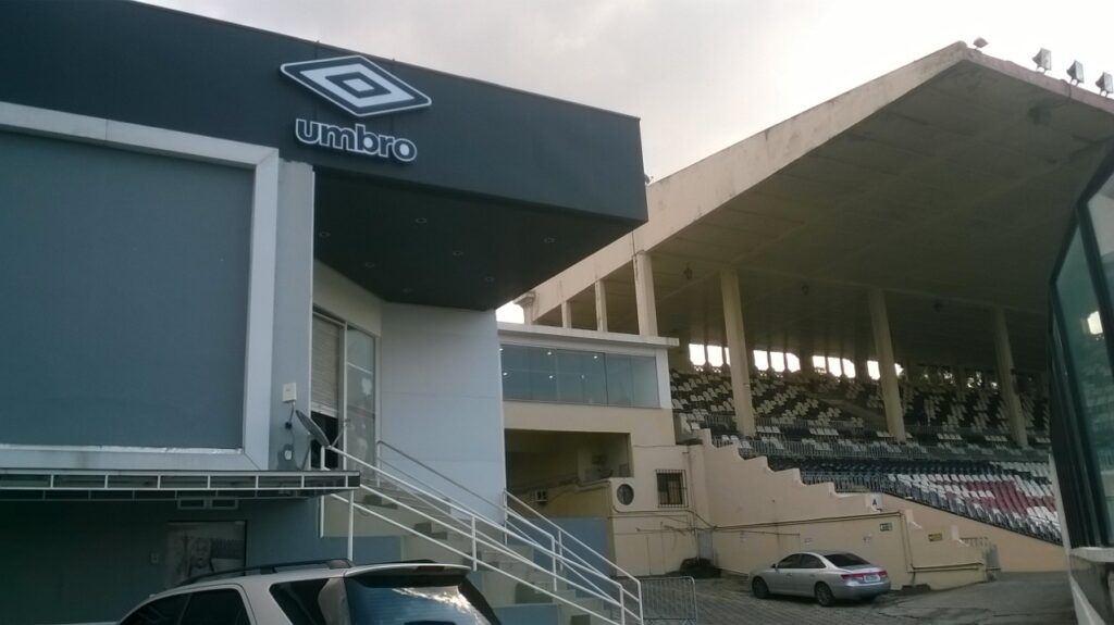 Letreiros: Adesivo em acrílico branco leitoso revestido de chapa galvanizada pintada iluminado por ldes. - Umbro - Vasco da Gama