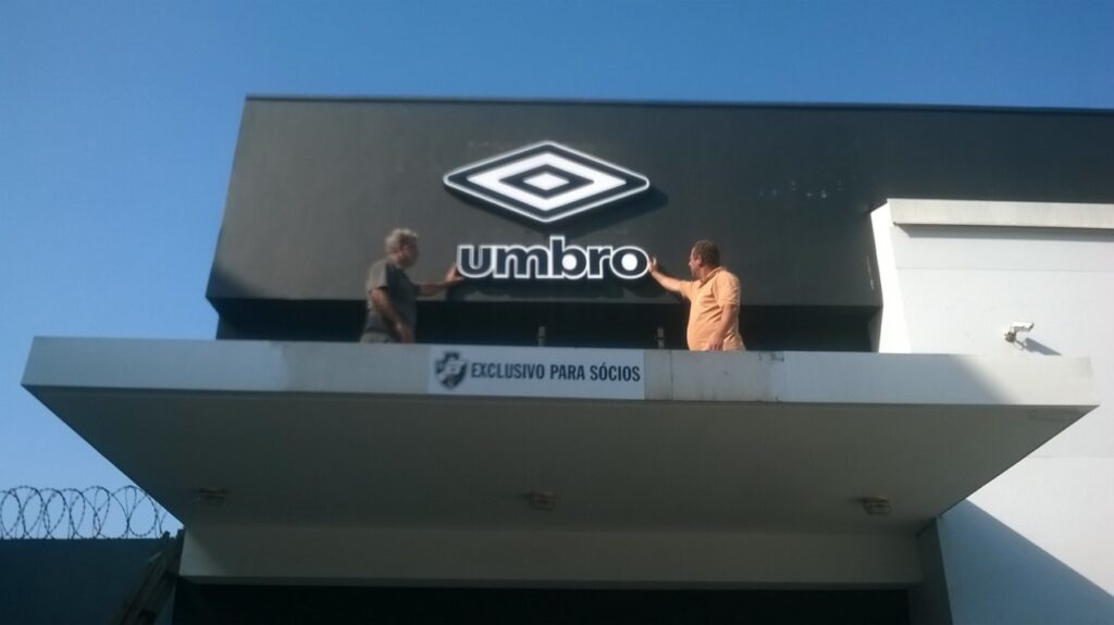 Letreiros: Adesivo em acrílico branco leitoso revestido de chapa galvanizada pintada iluminado por ldes. - Umbro - Vasco da Gama