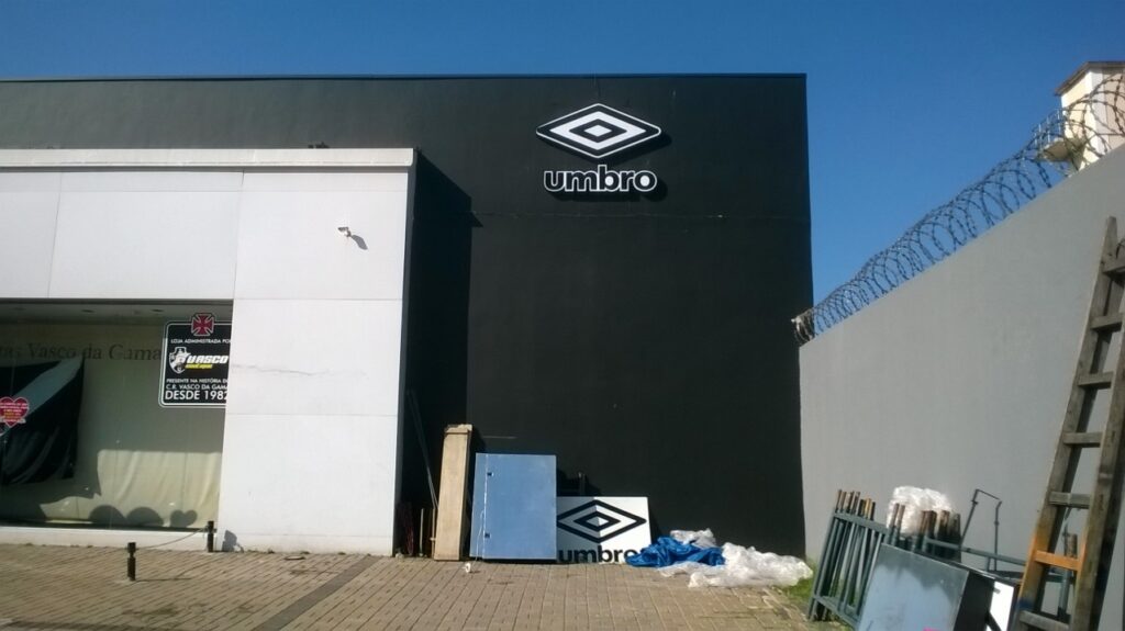 Letreiros: Adesivo em acrílico branco leitoso revestido de chapa galvanizada pintada iluminado por ldes. - Umbro - Vasco da Gama
