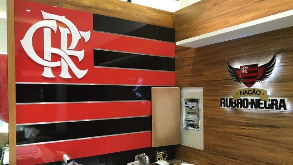 Letreiros: CRF de acrílico 10mm e logo todo em acrílico com luz indireta - Nação Rubro Negra