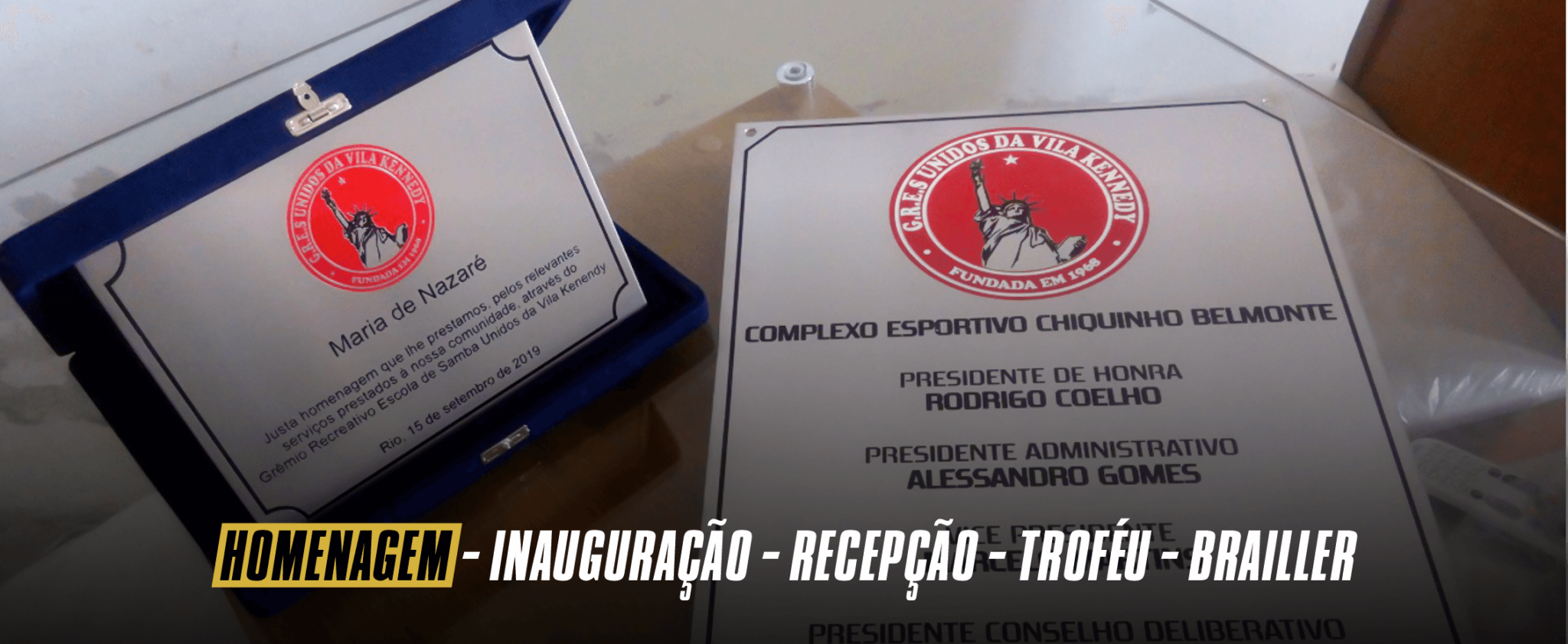 Placas em baixo relevo
