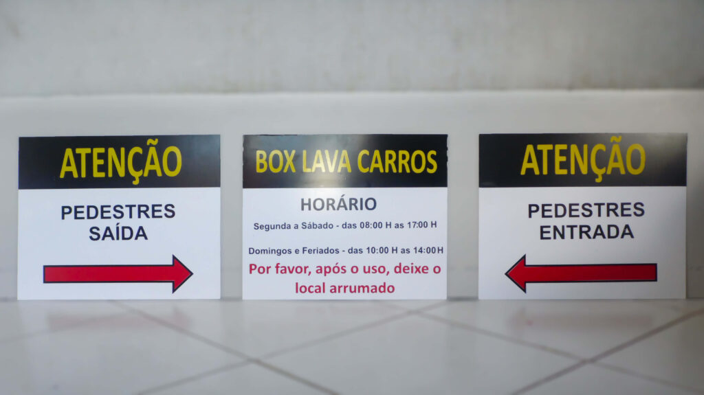 Placas de sinalização: Fabricadas com adesivo vinil em chapa de PVC.