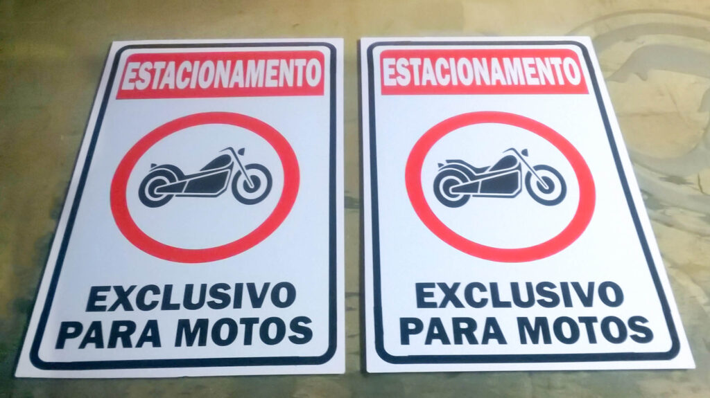 Placas de sinalização de EPI: Fabricadas com impressão digital em chapa de PVC.