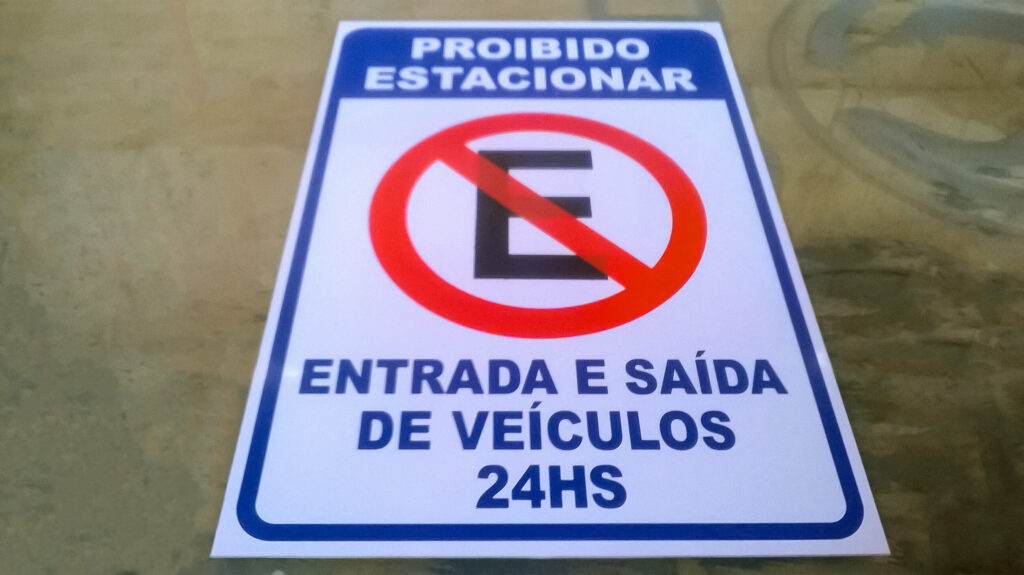 Placas de sinalização: Fabricadas com adesivo vinil em chapa de PVC.