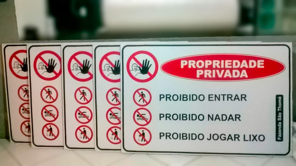 Placas de sinalização: Fabricadas com impressão digital em chapa de PVC.