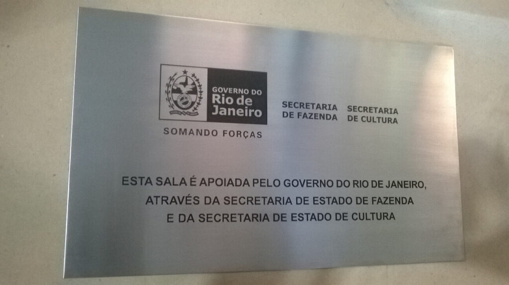 Placas em baixo relevo