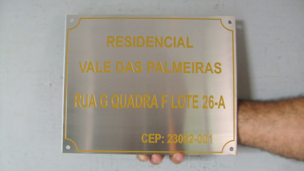 Placas em baixo relevo