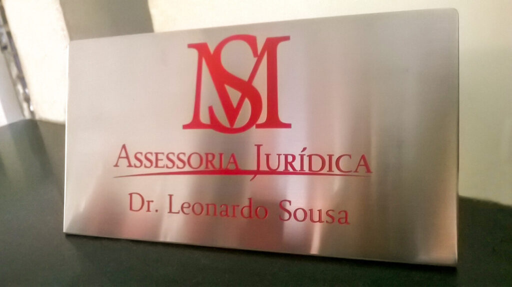 Placas em baixo relevo