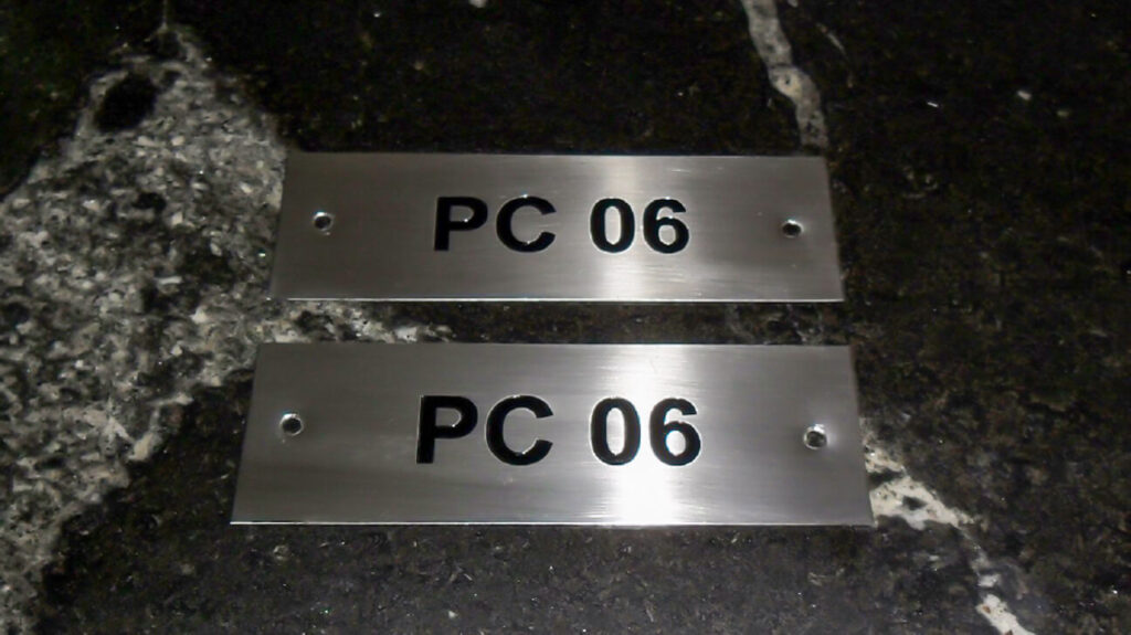 Placas em baixo relevo