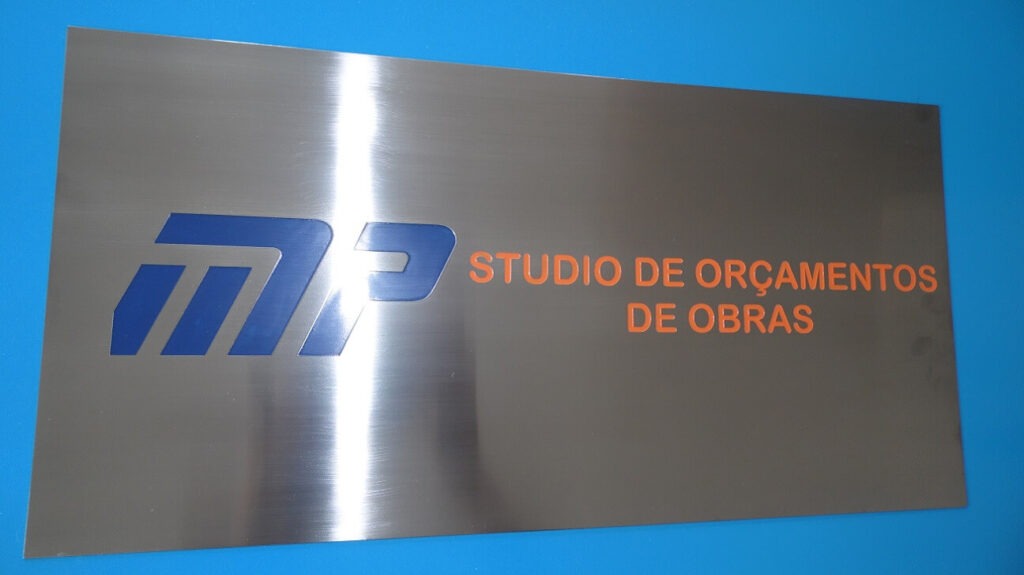 Placas em baixo relevo