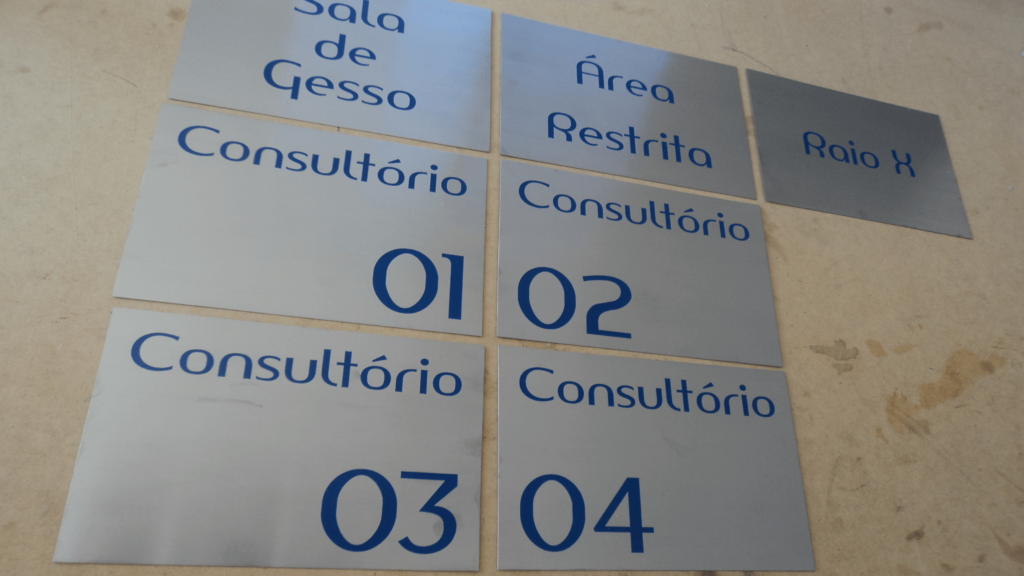 Placas em baixo relevo