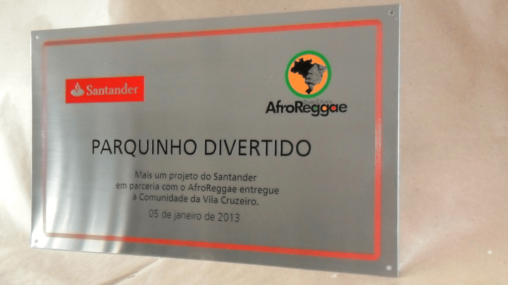 Placas em baixo relevo