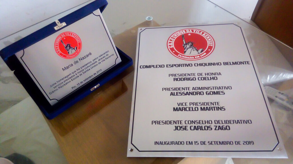 Placas em baixo relevo