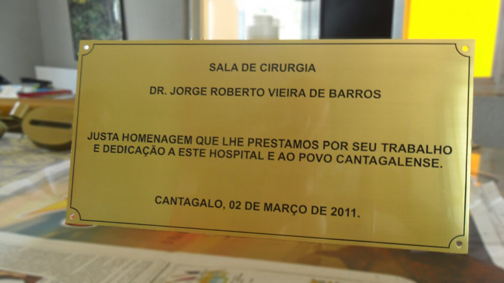 Placas em baixo relevo
