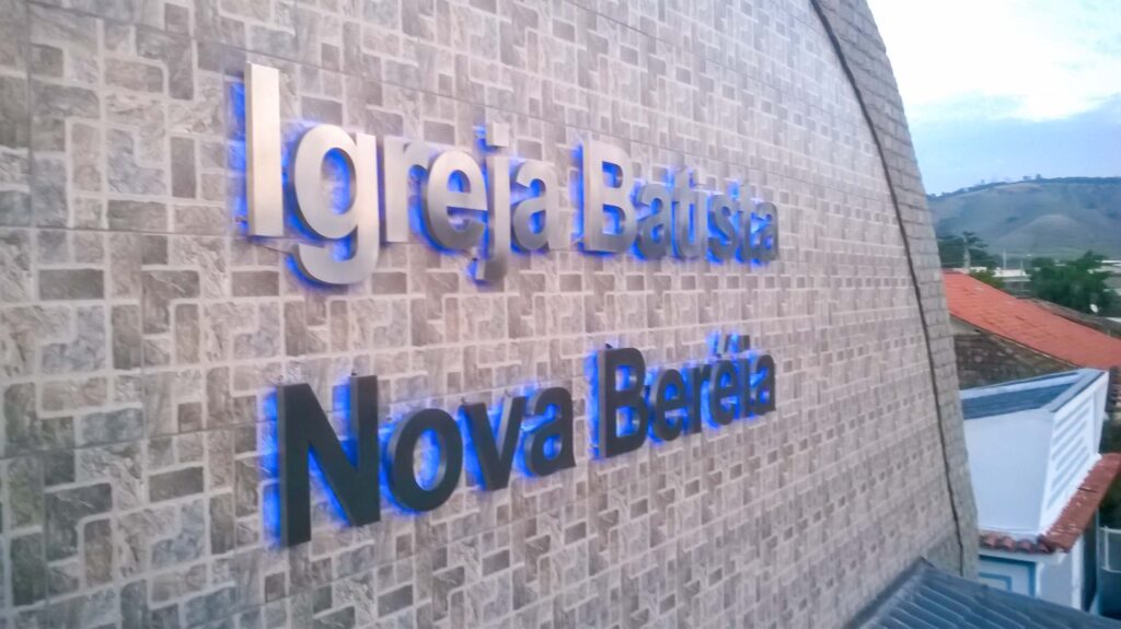 Letras de aço escovado com led.
