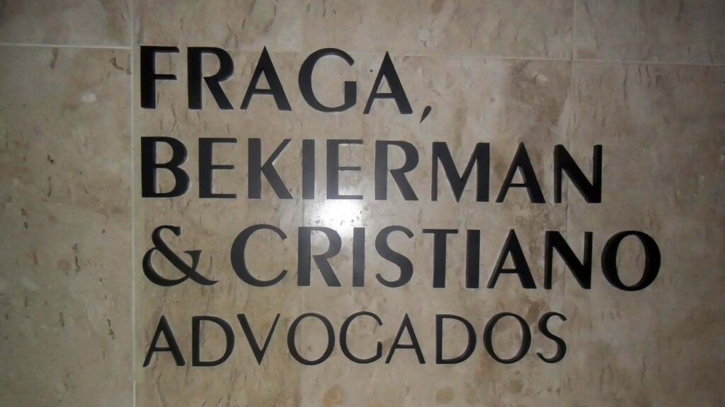Letras de chapa galvanizada pintada: Advogados