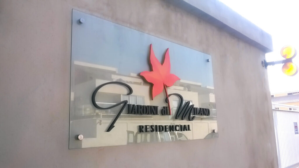 Placas de vidro com logo em chapa galvanizada pintada.
