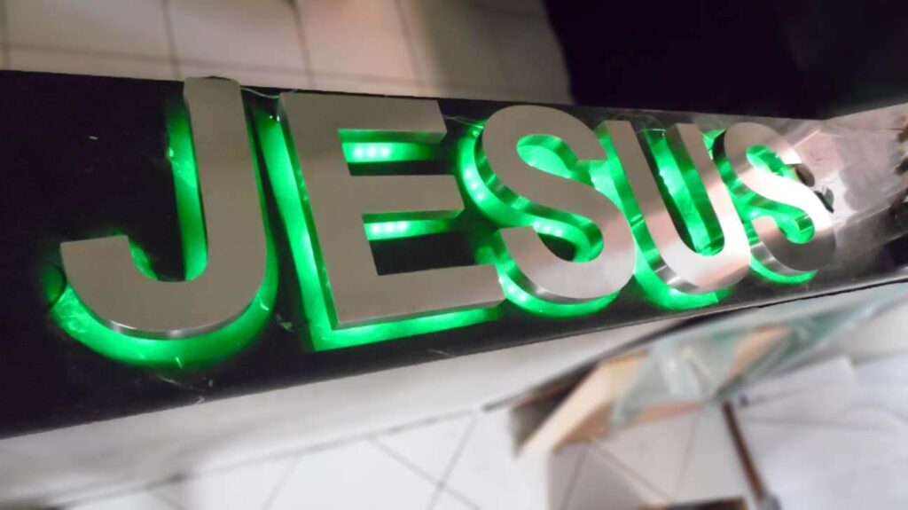 Jesus de aço escovado com luz indireta.