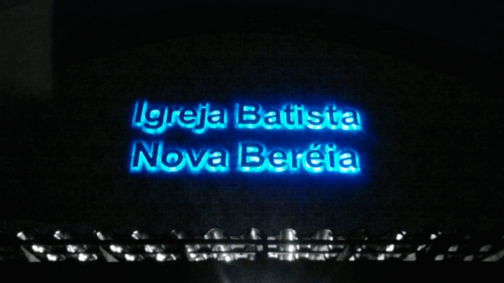 Igreja Bastista Nova Beréia de aço escovado com luz indireta